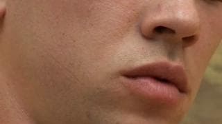 Kenzo uprawia masturbację solo na sofie