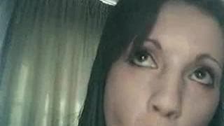 Brunetka potrafi się zadowolić sama