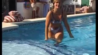 Dziwka zalicza dwa kutasy na dworze