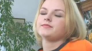 Blond dziwka zerżnięta mocno w dupę!