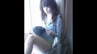 Mloda brunetka rozbiera się i uwodzi