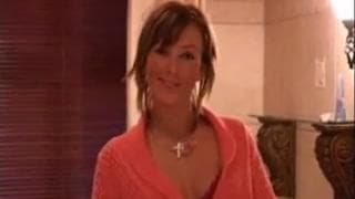 Śliczna brunetka prowokuje nas pod przysznicem