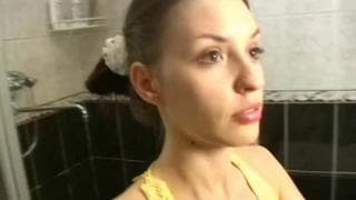 Młodziutka brunetka zerżnięta w kiblu