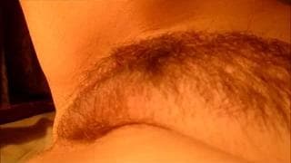Owłosiona pizda-masturbacja przed kamerą