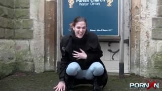 Ta brudna dziwka zsika sie w majtki!