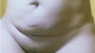 Gruba i stara babka tańczy przed kamerą