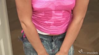 Gia masturbuje się bardzo seksownie