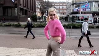 Chessie Kay sika wszędzie dla zabawy!