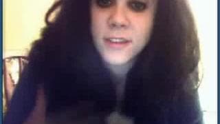 Brunetka chwali się swoim ciałem przed kamerą