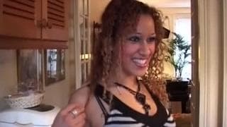 Francuzka arabka już rozstawia nogi i czeka