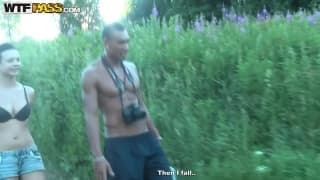 Dziwka obciąga Murzynowi na spacerze