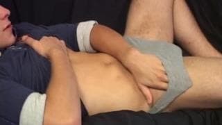 Blondynek wali sobie konia na sofie