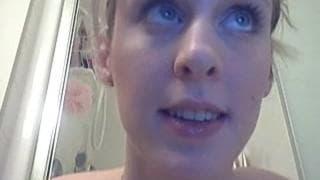 Frywolna blondyna masturbuje się prysznicem