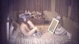 Nastolatka masturbuje się przed lustrem