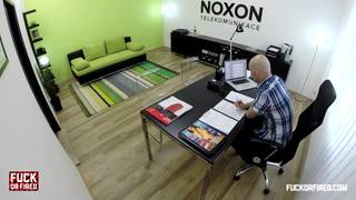 Zamężna blondynka jebie się z szefem