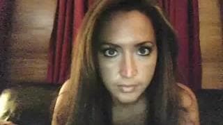 Seksowna brunetka z niebieskimi oczami i cycem