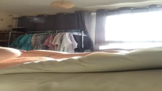 Gruby facet figluje w łóżku z żonką