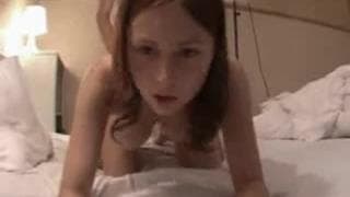 Cycata brunetka na koniku mówi, że jej dobrze