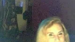 Blondyna seksownie tańczy przed kamerą