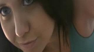 Ona uwielbia zabawiać się ze sobą!