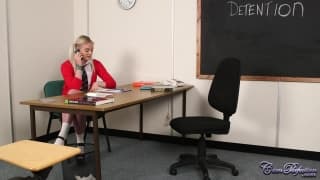 Młoda blond uczennica mocno ukarana