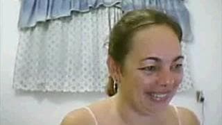 Znudzona żona pokazuje cycki przed kamerą