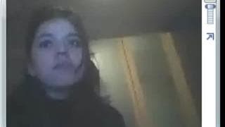 Brunetka robi striptiz przed kamerą