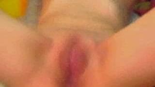 Brunetka wkłada palce do swojej pizdy