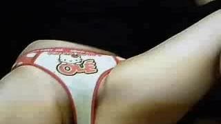 Pomocna dłoń przy masturbacji młodej cipy