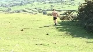 Gej nudzi się w domu i wali sobie konia