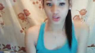 Młodziutka trans masturbuje się solo