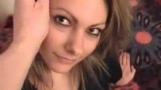 Nieśmiała suka ostro zabiera się do obciągania