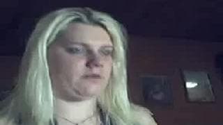 Gruba blondynka lubi pakować całą rękę do cipy