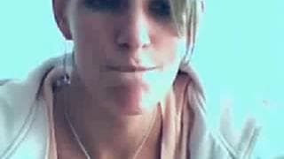 Gorąca laleczka pokaże bieliznę i cyce