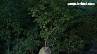 Dwóch dominujących gejów jebie w lesie