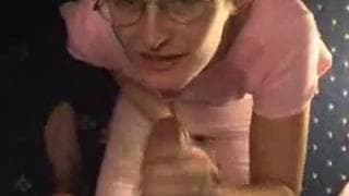 Masturbuje i daje facetowi seks oralny