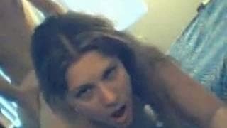 Dziwka brunetka ostro wyjebana od tyłu