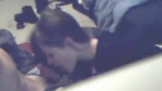 Młoda suka ostro ssie umięśnionemu facetowi