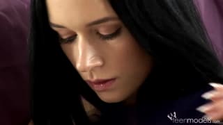 Anna masturbuje się bardzo delikatnie