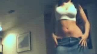 Brunetka zaczyna seks od prowokującego tańca