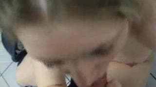 Blondyna wyjebana w publicznej toalecie