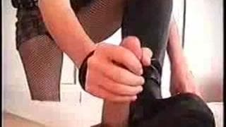 Suka ukrywa się za okularami podczas oralu