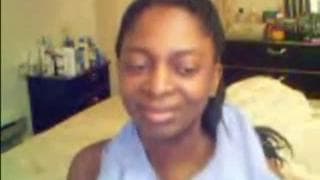 Murzynka ubiera się i rozbiera przed kamerą