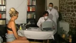 Przychodzi baba do lekarza na kontrolę