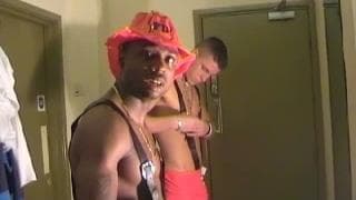 Dwóch muskularnych gejów wali konie