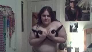 Gruba suka wypina się przed kamerą