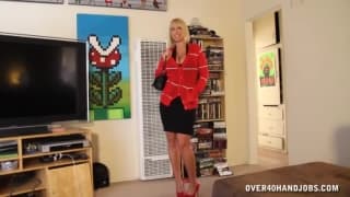 Czterdziestoletnia mamuśka wali konia