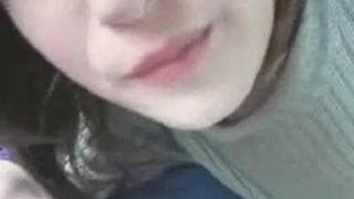 Obciąganie i łykanie spermy w samochodzie