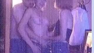 Facet i babka zajmują się młodszą koleżanką