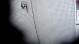 Moja dziewczyna masturbuje się pod prysznicem